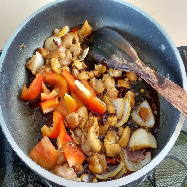 Masukkan daging ayam dan paprika.