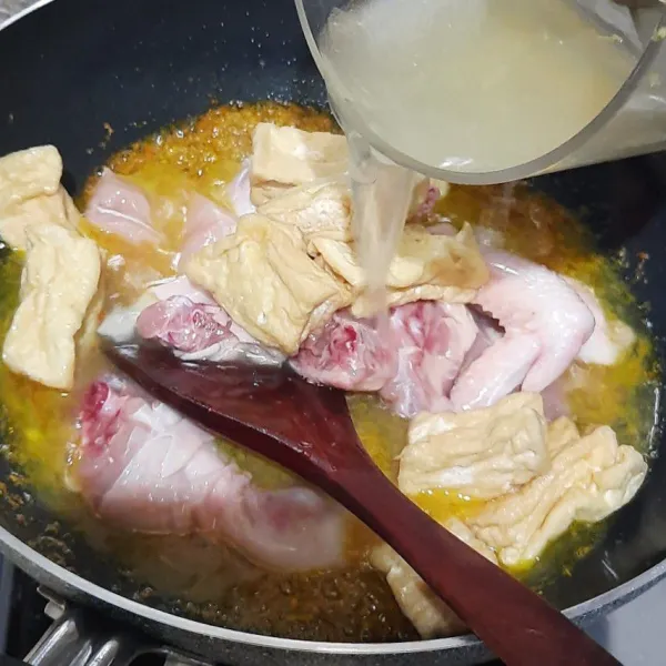 Tambahkan air.