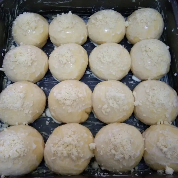 Olesi dengan campuran susu, kemudian taburi dengan bahan isian susu keju, panggang dengan suhu 170°c selama 30 menit atau sesuaikan dengan oven masing - masing.