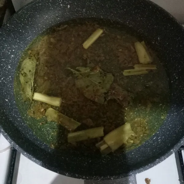 Beri air, koreksi rasa.