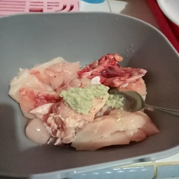 Campurkan dengan potongan ayam yang sudah diaduk rata, marinasi selama 2 jam di dalam lemari es.