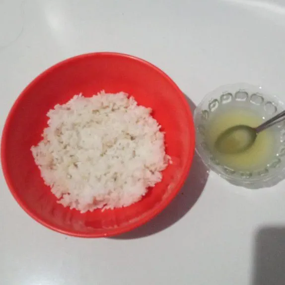 Siapkan nasi dan campuran air kaldu.