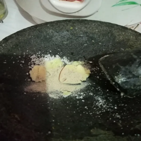 Haluskan bawang putih dan lada bubuk.