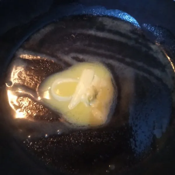 Panaskan wajan, beri margarine secukupnya.