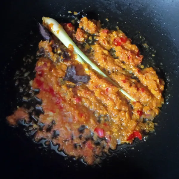 Tumis bumbu halus bersama daun salam dan serai hingga wangi dan matang.