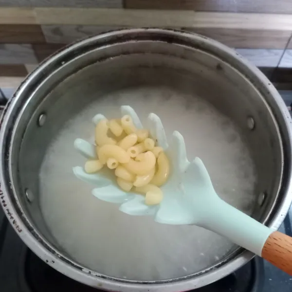 Didihkan air di panci. Beri 1 sdm minyak goreng. Masukkan macaroni. Rebus sampai aldente. Kemudian tiriskan.