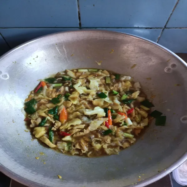 Tambahkan garam, penyedap rasa, merica, gula pasir, dan tambahkan bawang daun , koreksi rasa.