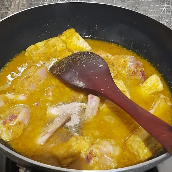 Masukkan garam, gula dan merica bubuk. Masak hingga ayam matang.
