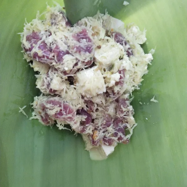 Kemudian Bungkus dengan daun pisang.