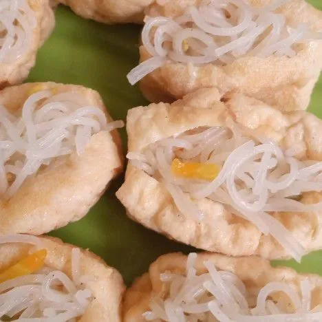 Isikan bihun ke tahu.