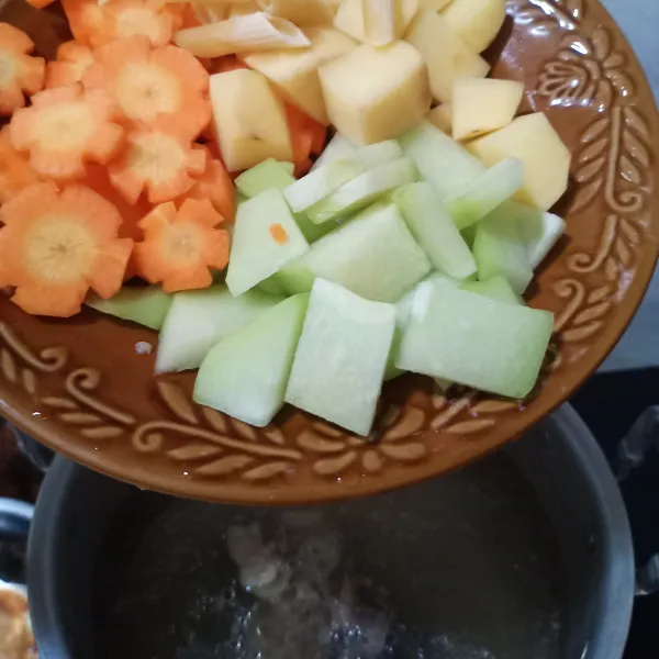 Masukkan sayur pada rebusan iga.