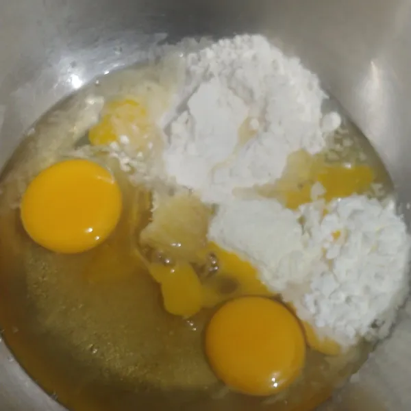 Panaskan oven terlebih dahulu dan lelehkan margarin. Campur semua bahan jadi satu dalam wadah, kecuali margarin.