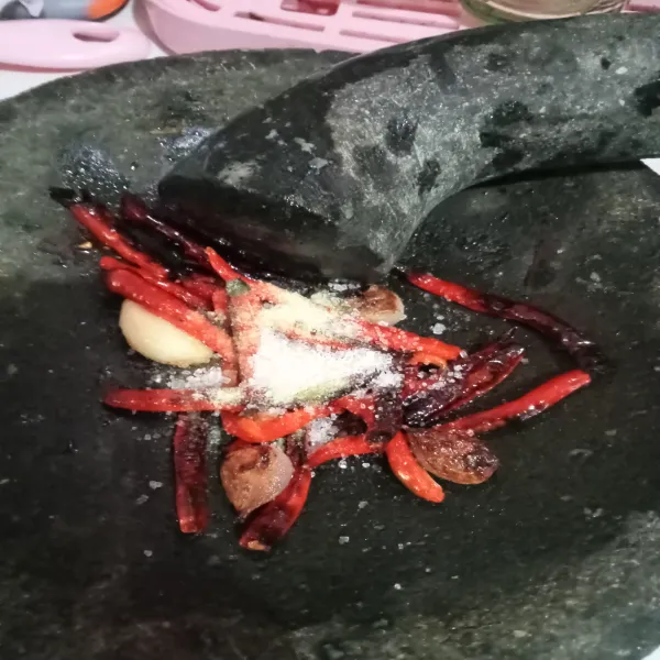 Angkat dan taruh dicobek, beri kaldu bubuk dan gula pasir, ulek hingga halus.