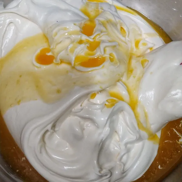 Masukan margarin yang sudah dilelehkan sedikit demi sedikit, lalu aduk balik menggunakan spatula hingga adonan tercampur merata.