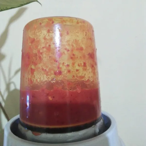 Blender cabe merah, bawang merah dan jahe, beri garam, jangan blender terlalu halus.