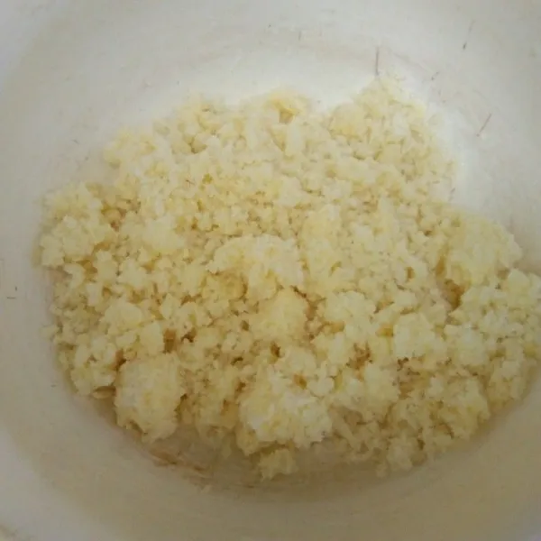Buat isian terlebih dahulu, dalam wadah campur gula pasir, susu bubuk, butter dan keju parut, aduk rata.