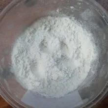 Siapkan campuran terigu, garam, dan penyedap rasa.