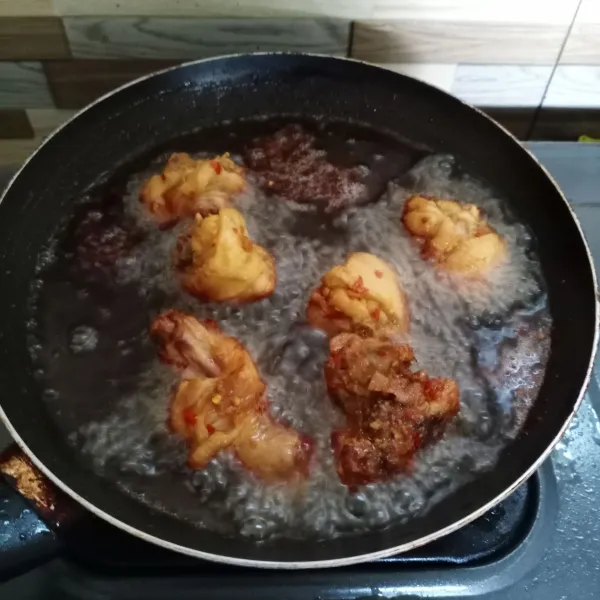 Panaskan minyak goreng. Goreng ayam dengan api sedang sampai berkulit. Angkat.