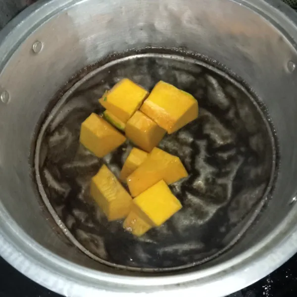 Rebus labu kuning dan air hingga setengah matang.