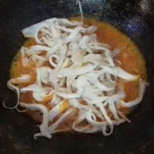 Panaskan sedikit minyak sisa menggoreng tahu. Tumis bumbu hingga wangi, masukkan jamur, aduk rata.