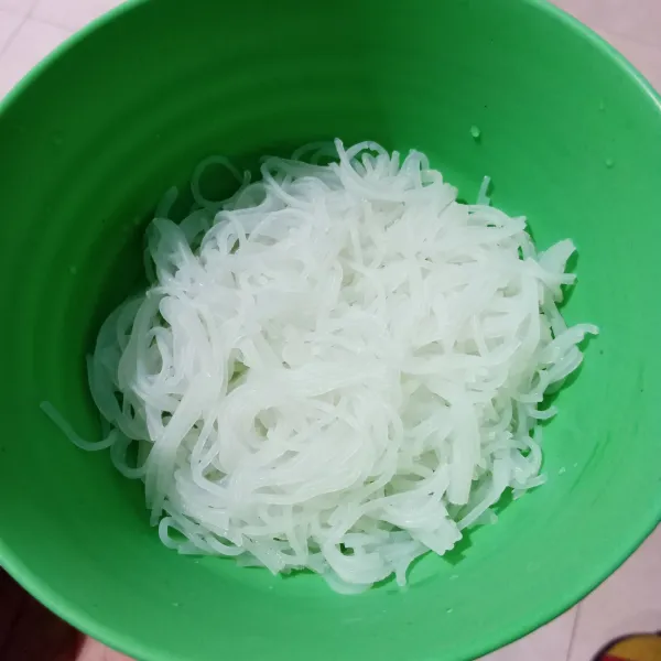 Rebus bihun sampai empuk.