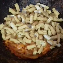 Masukkan tahu goreng.