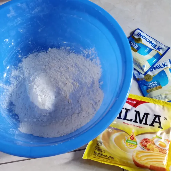 Siapkan semua bahan-bahan. Oven dipanaskan dulu ya.