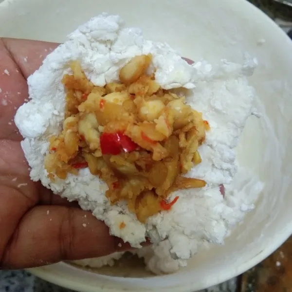 Ambil adonan secukupnya, isi dengan tempe bumbu, kemudian rapatkan dan rapihkan.