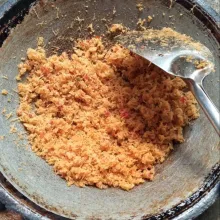 Masukkan kelapa parut, sangrai hingga matang dan bumbu meresap.