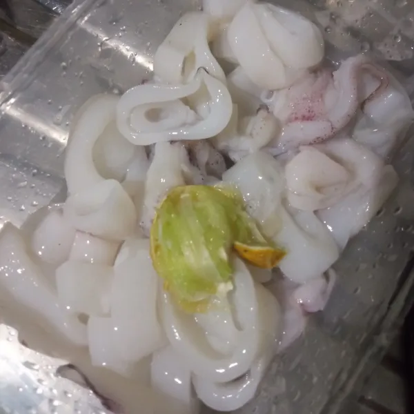 Potong cumi-cumi seperti cincin, lalu beri air perasan jeruk nipis, aduk rata, lalu diamkan selama ±5 menit. Bilas dan tiriskan.