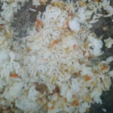Masukkan nasi. Aduk rata.