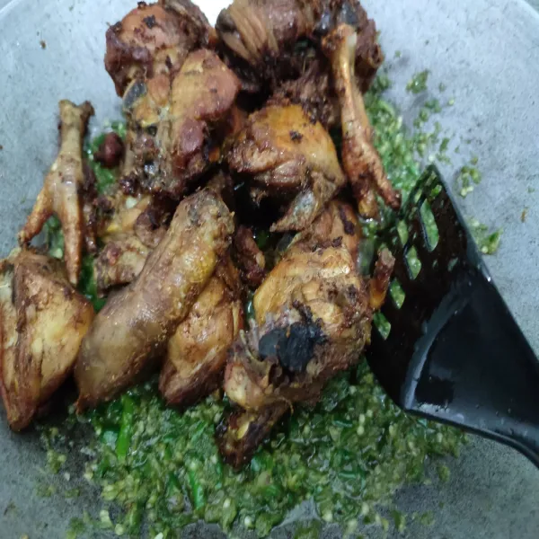 Kemudian masukkan ayam yang sudah di goreng, aduk rata. Salin ke piring saji.