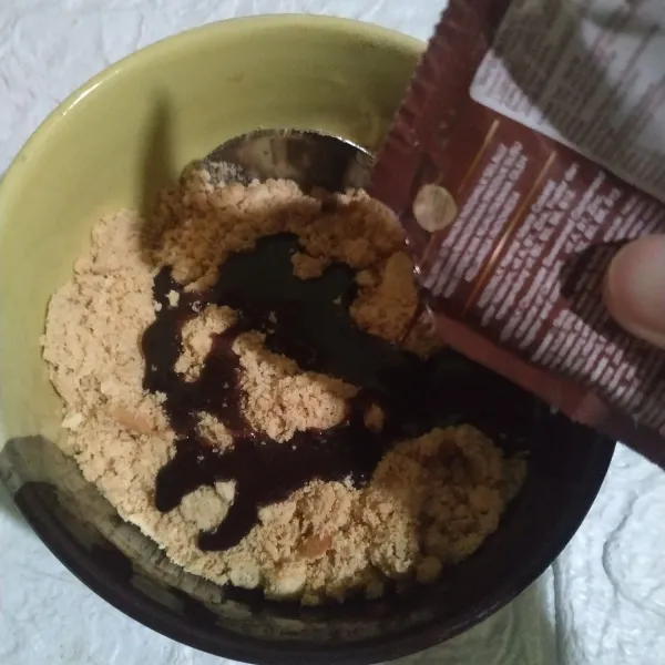 Tambahkan susu kental manis coklat. Aduk hingga tercampur rata lalu bentuk bulatan.