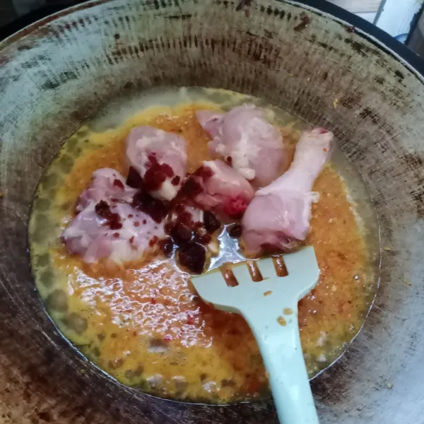 Tuang air, masukkan gula merah, garam, kaldu bubuk, dan ayam. Masak sampai ayam setengah matang.