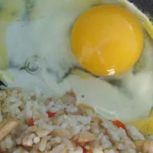 Sisihkan nasi ke pinggir. Pecahkan telur, orak-arik.