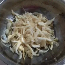 Cuci jamur, peras hingga airnya tiris. Suir-suir sisihkan.