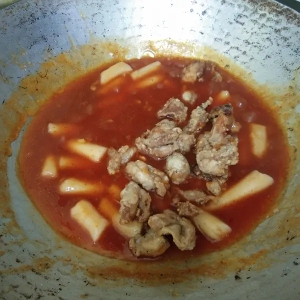 Masukkan potongan kue beras, masak beberapa saat kemudian masukkan ayam goreng, aduk rata.