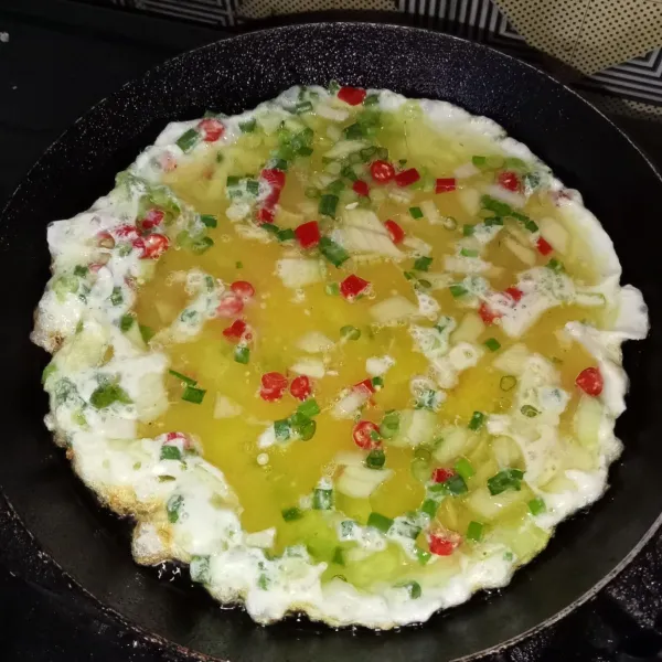 Panaskan minyak goreng di teflon, lalu tuang putih telur dan masak hingga matang dan kedua sisinya agak kecoklatan.