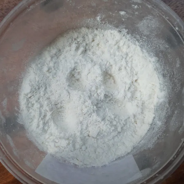 Campurkan tepung terigu, tepung maizena, garam, kaldu bubuk, dan merica sebagai pelapis kering. Aduk rata.