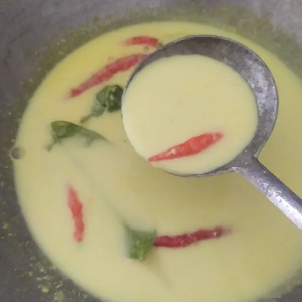 Masak hingga mendidih, sambil terus diaduk, agar santan tidak pecah.