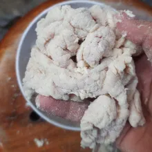 Lumuri lagi dengan tepung terigu kering. Goreng hingga matang.