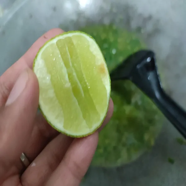 Kemudian beri air perasan jeruk nipis dan garam. Aduk rata. Koreksi rasa.