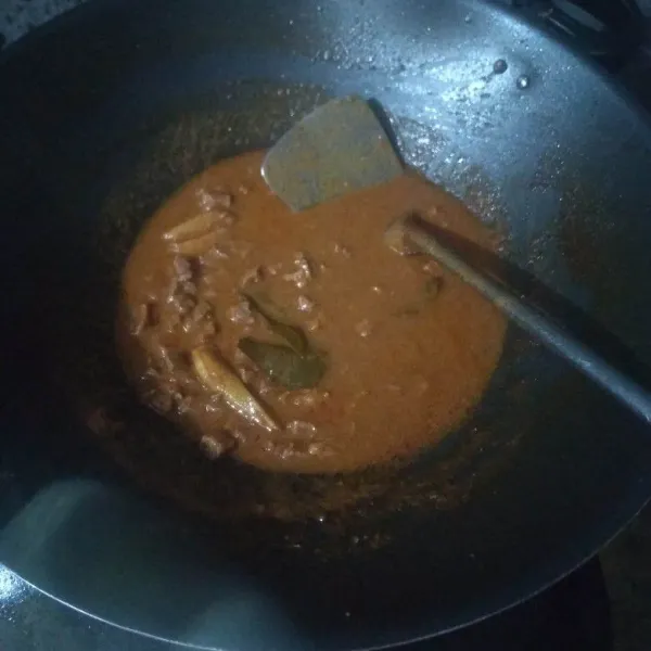 Masak hingga bumbu meresap dan kuah hampir asat. Tes rasa.