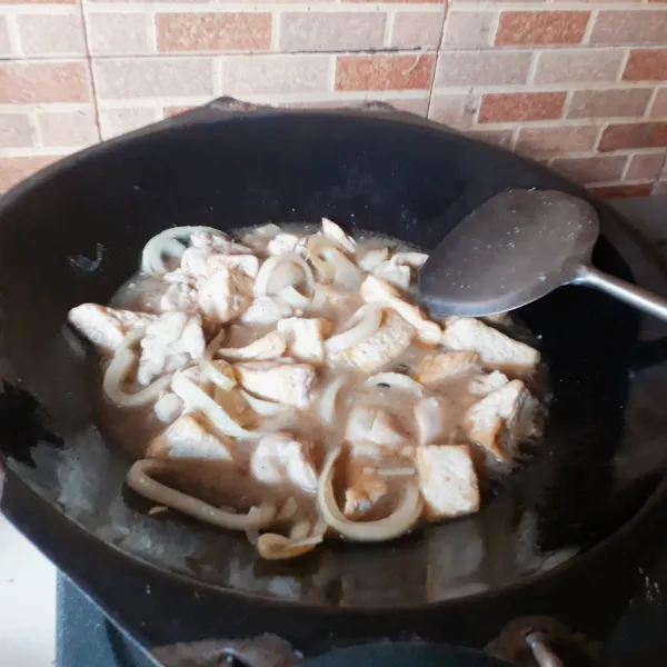 Masukkan tahu, air, kaldu, garam, gula, merica, kecap ikan, kecap manis dan saos tiram.