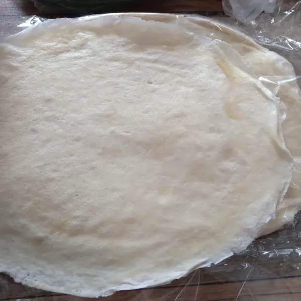Siapkan kulit lumpia (bisa membuat sendiri atau memakai yang siap pakai).