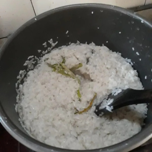Masak dengan api kecil sampai santan menyusut.