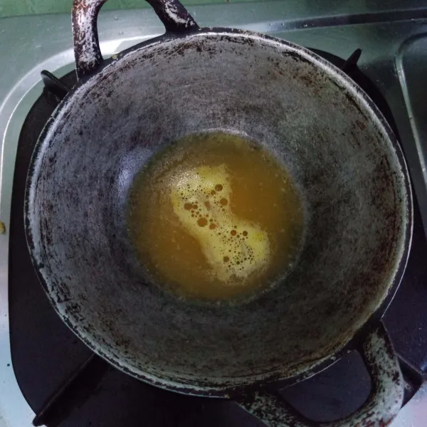 Cairkan margarin, biarkan dingin.