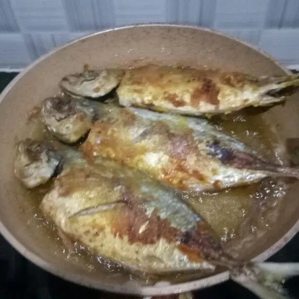 Goreng ikan sampai golden grown. Sajikan ikan saat masih panas dengan cocilan sambal terasi.