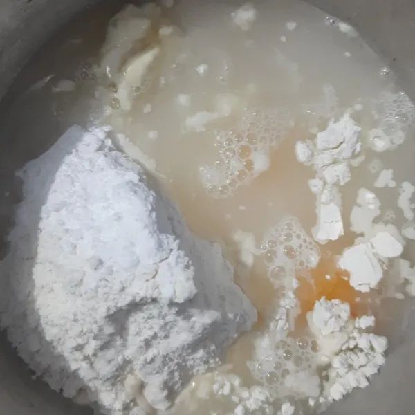 Masukkan air, garam, dan telur. Mixer hingga rata.