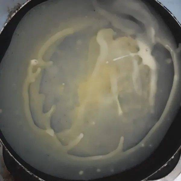 Panaskan teflon anti lengket lalu olesi minyak. Tuang 2 sendok sayur adonan. Tunggu hingga permuakaannya kering dan matang. Angkat teflon kemudian balik teflon hingga kulit risoles jatuh pada wadah datar yang sudah disiapkan. Lakukan hingga adonan habis.